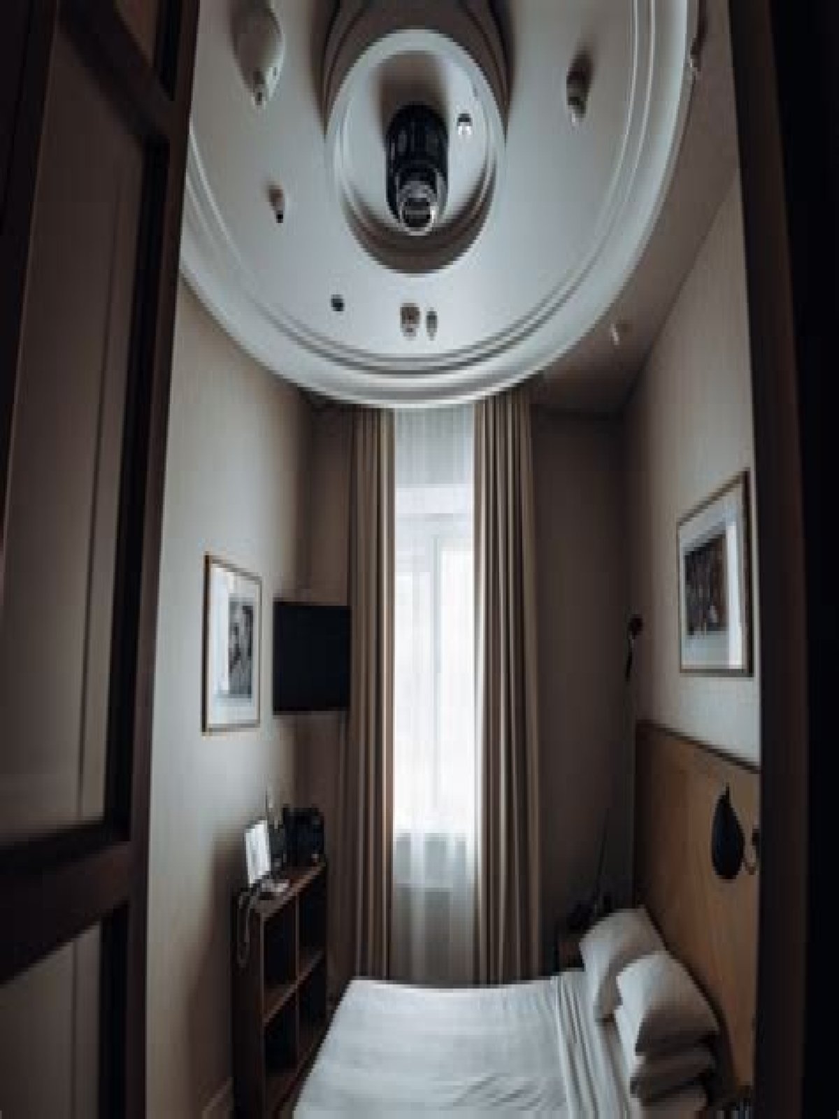 Are guests allowed in hotel rooms?