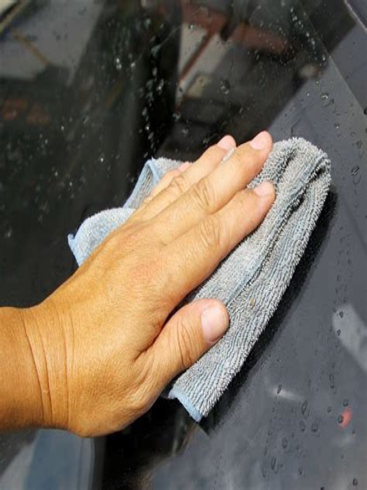 Is vinegar good for cleaning windshields?