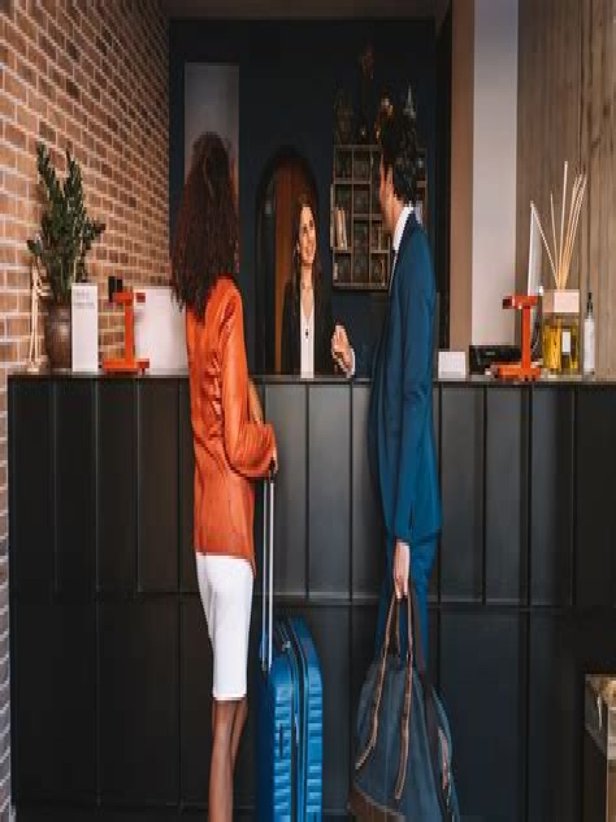 What are the duties of a front desk officer in a hotel?